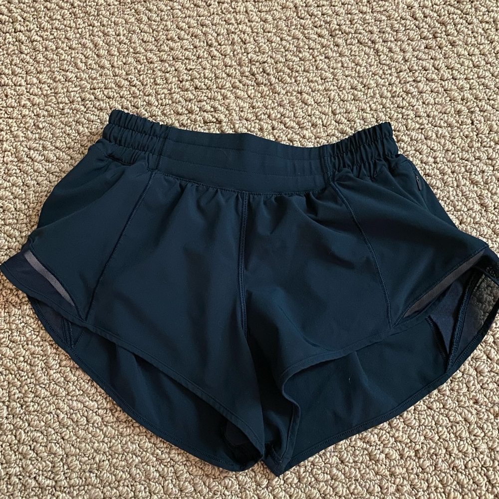 Lululemon size 4 hotty hot shorts 2.5”